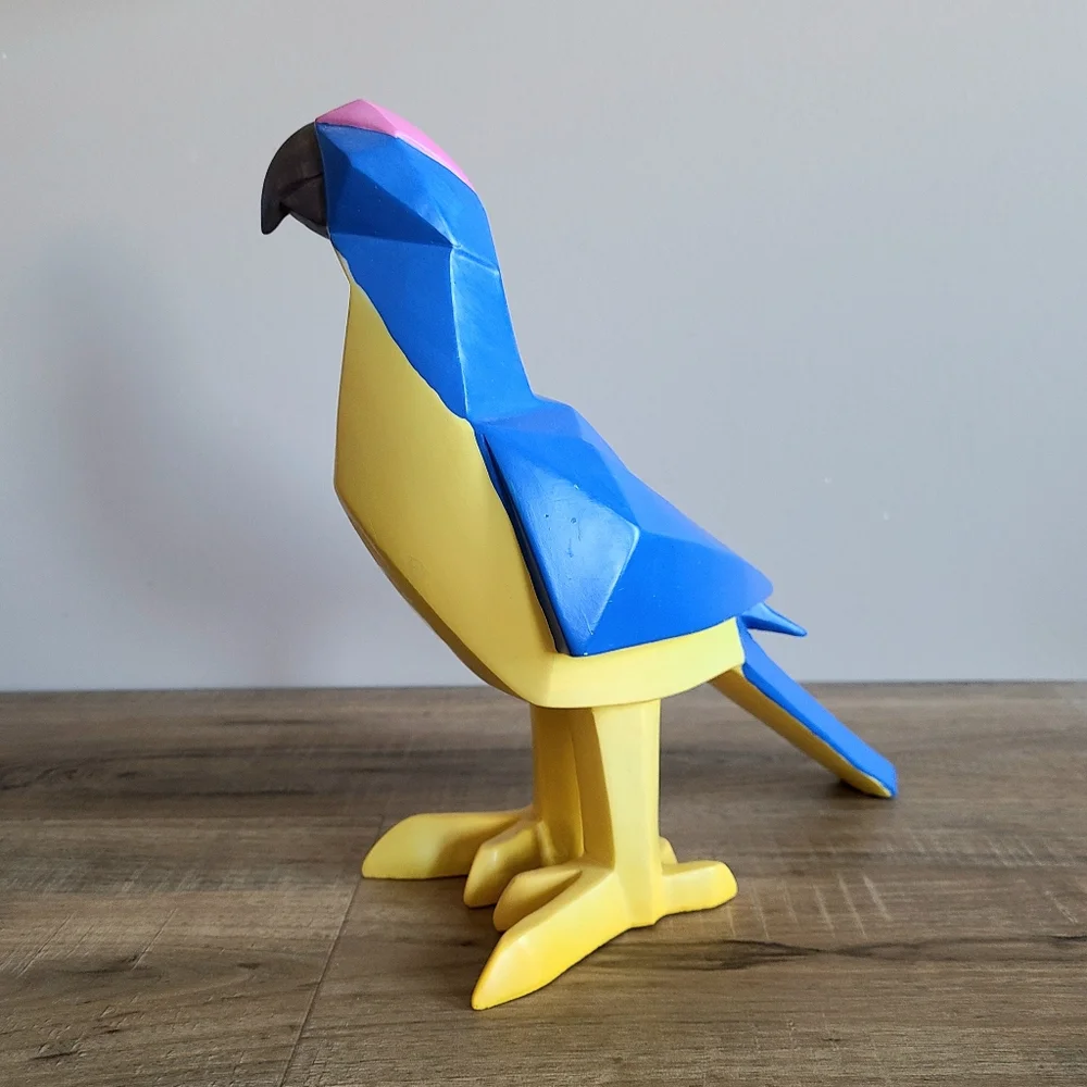 Large resin blue and yellow parrot sculpture. - Picture 7 of 7